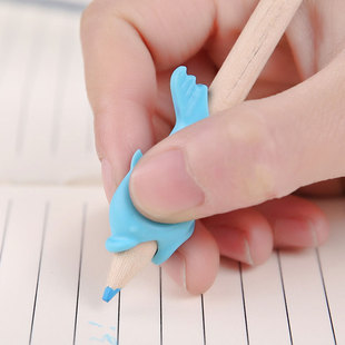 超软握笔器握姿矫正器多色小鱼儿童小学生写字纠正握姿铅笔保护套
